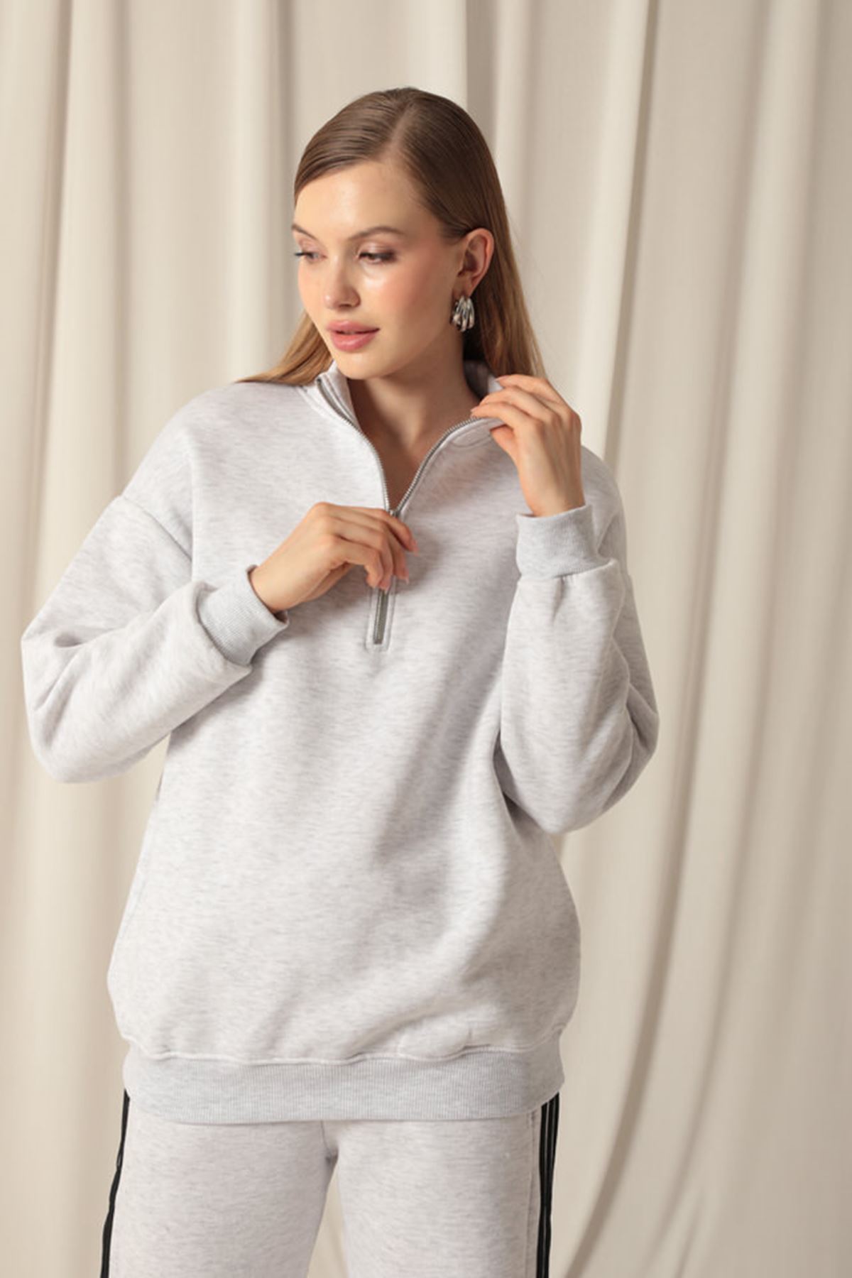 Üç%20İplik%20Dik%20Yaka%20Yarım%20Fermuarlı%20Kadın%20Açık%20Gri%20Sweat